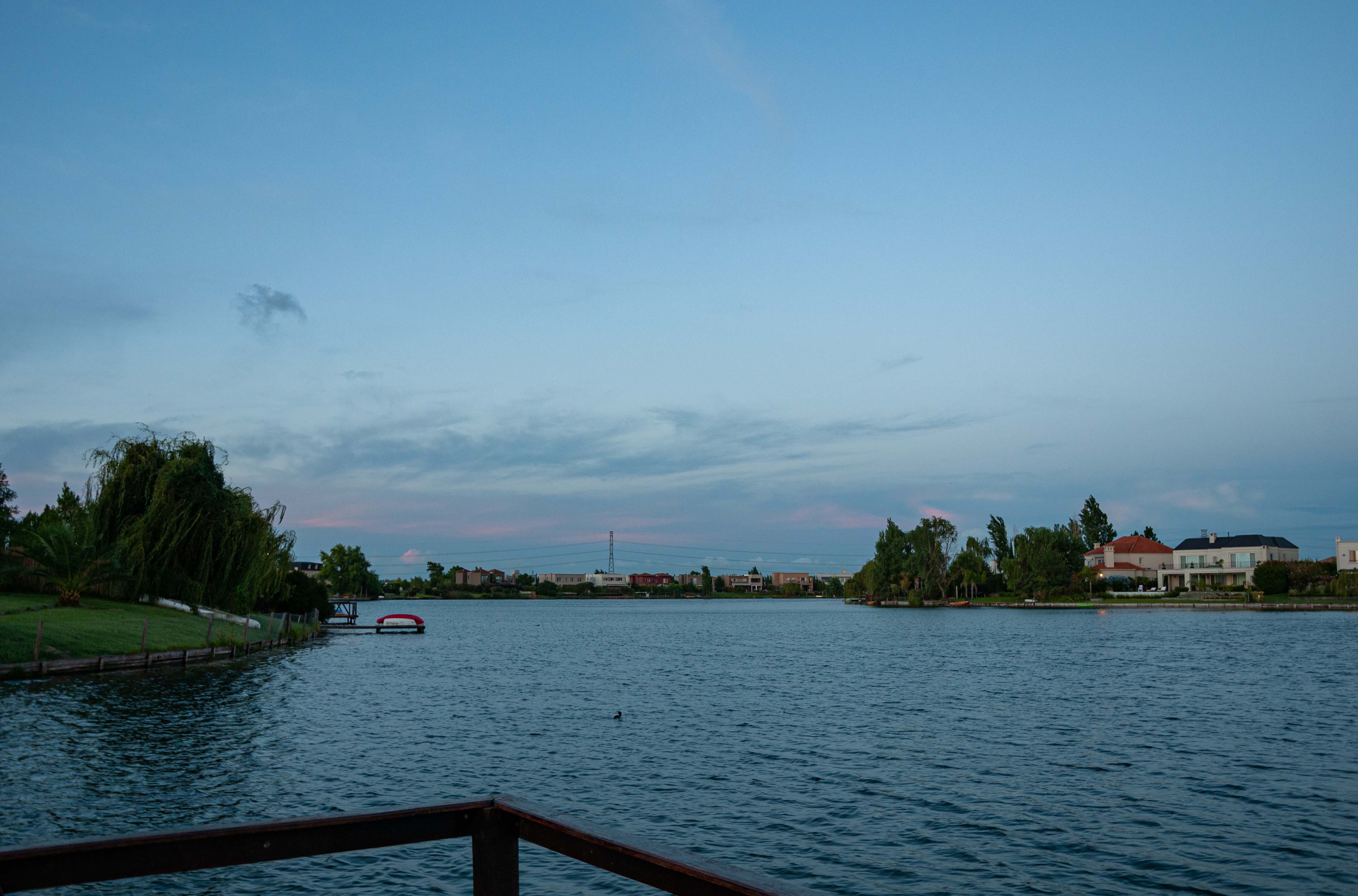 Paisaje con vista al rio del negocio desde el muelle