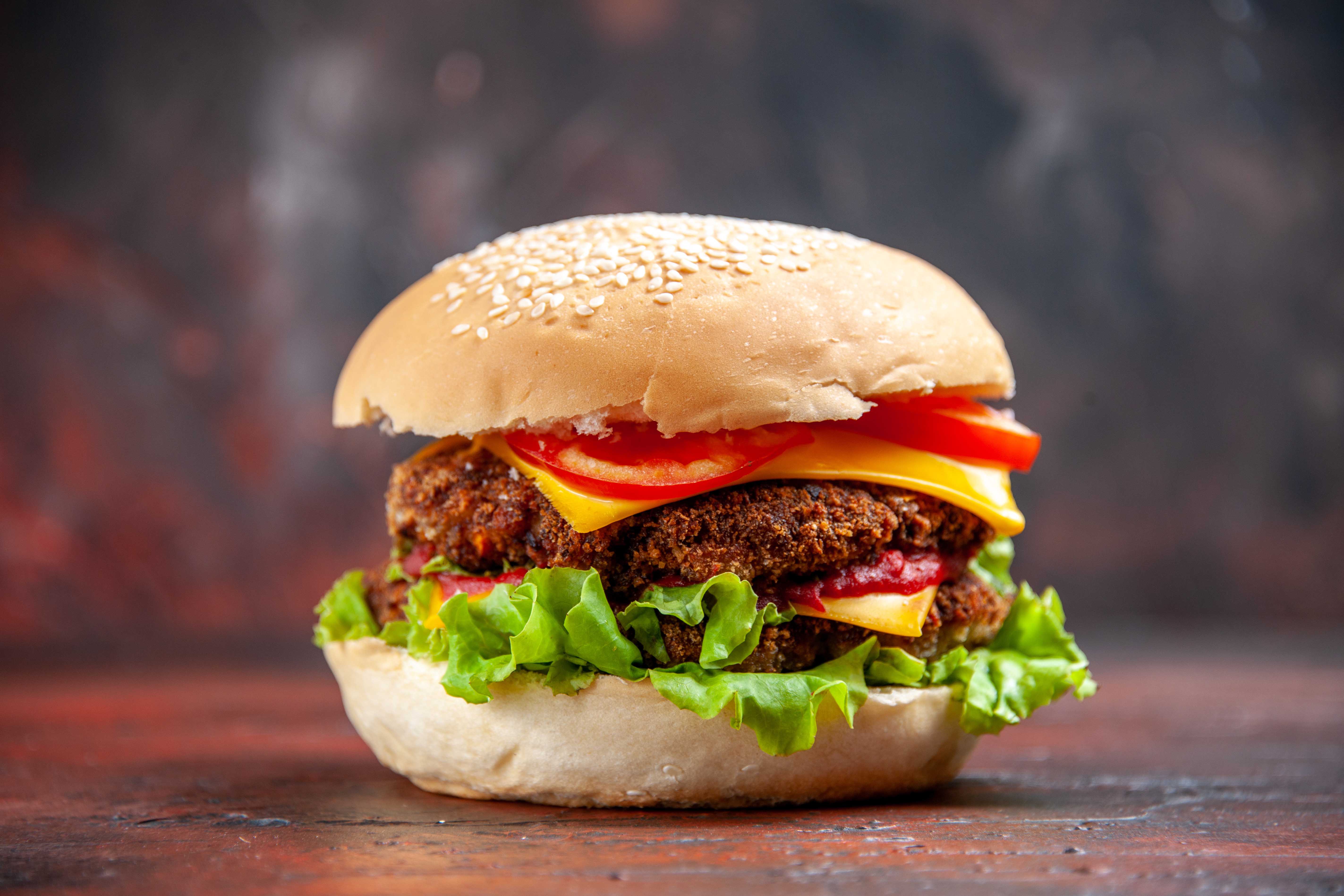 Hamburguesa con queso, lechuga y tomate